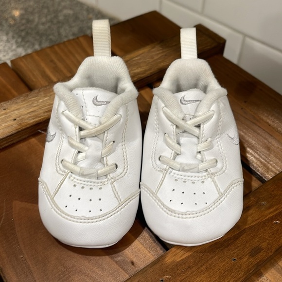 Vintage 2000 Nike Play Pico Plus WHITE w/ Gray Shoosh Unisex Shoe size 2 - Picture 2 of 5